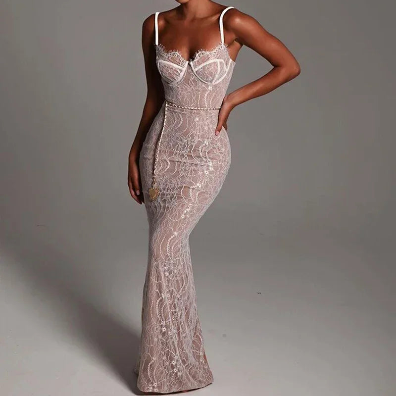 Robe de soirée élégante et sensuelle, ornée de dentelle brodée