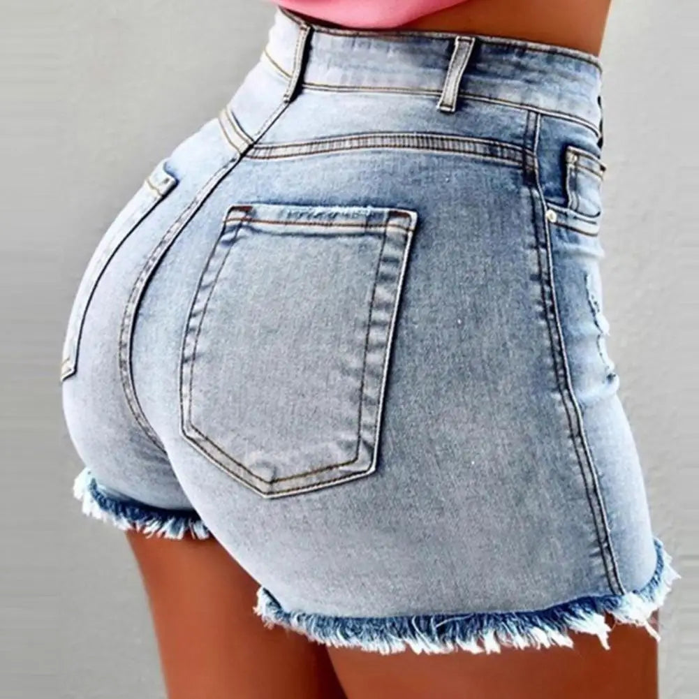 Slim short en jean légé. Parfait pour l'été.