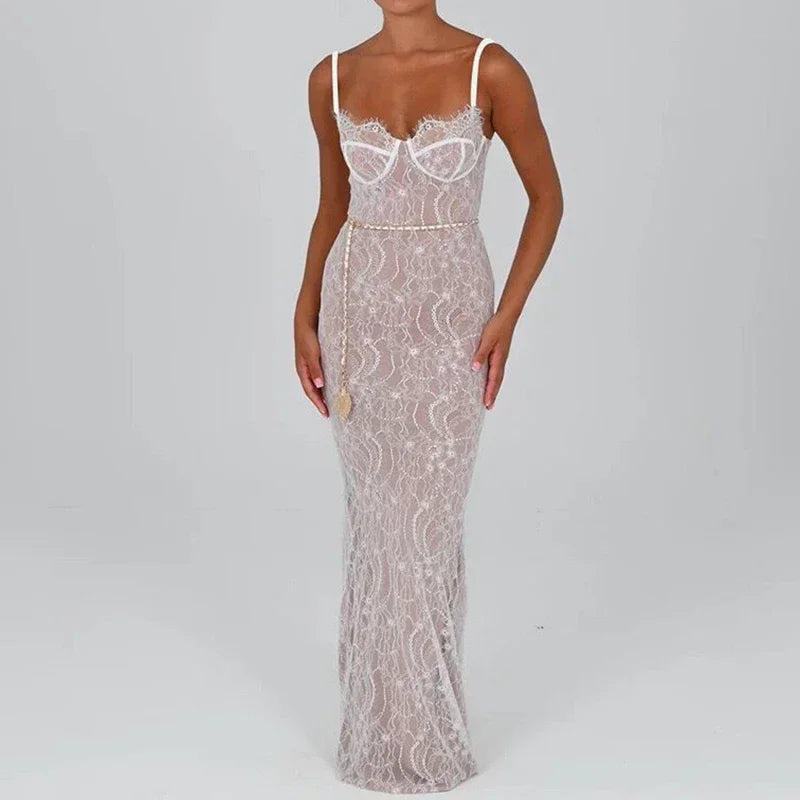 Robe de soirée élégante et sensuelle, ornée de dentelle brodée